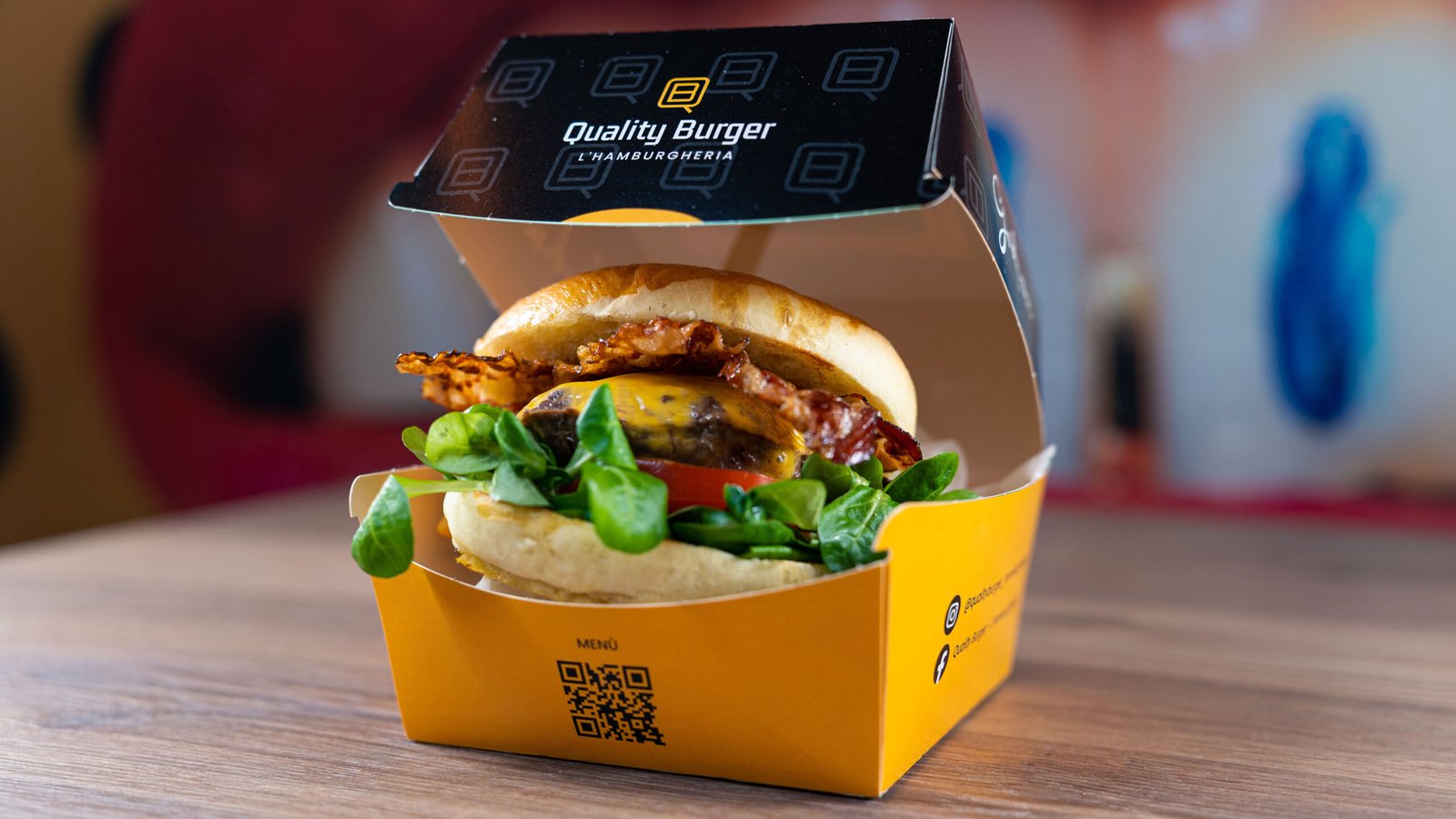 Foto del Panino Classico di Quality Burger nella scatola dell'asporto