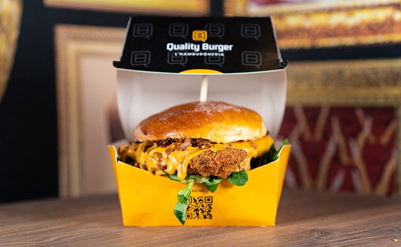 Foto del panino Gatsby di Quality Burger dentro la scatola per l'asporto
